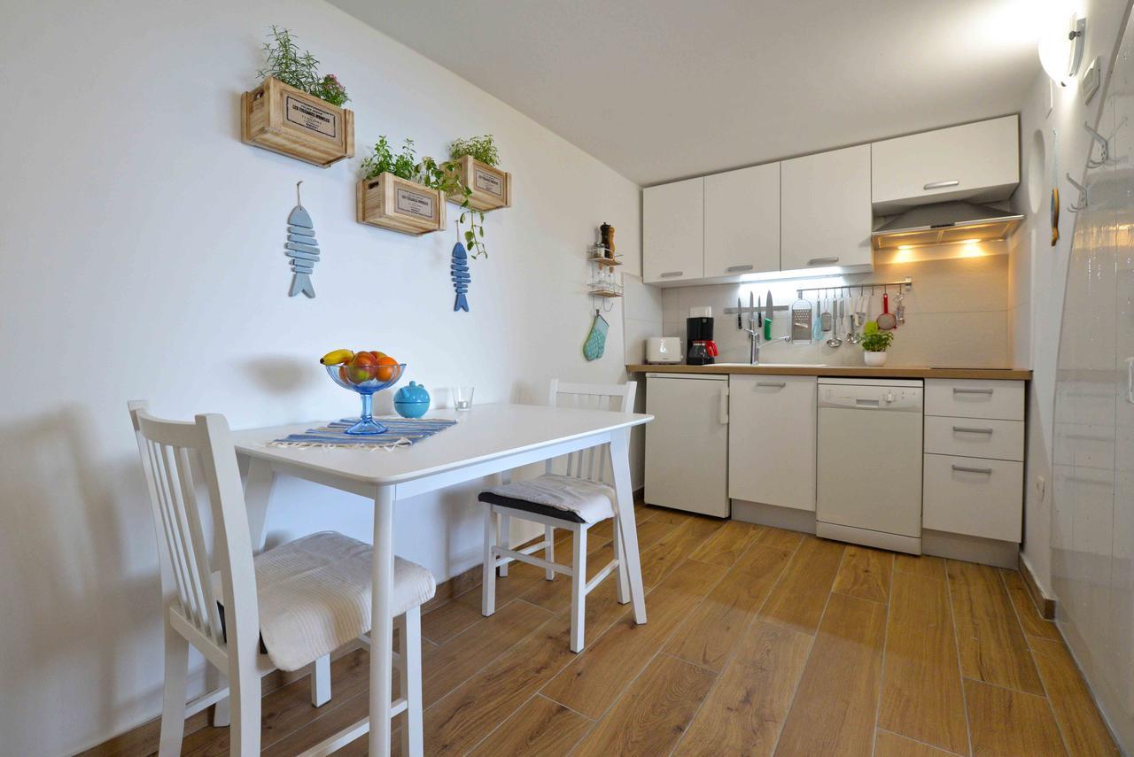 Sea Side Apartment Murter Esterno foto